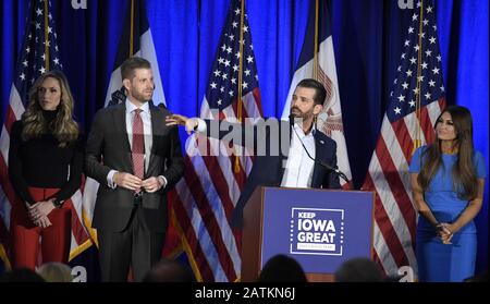 Des Moines, Vereinigte Staaten. Februar 2020. Präsident Donald Trumps Sohn Donald, Jr.,(2., R) macht Bemerkungen als (L-R) Schwiegertochter Lara Trump, Sohn Eric und Kimberly Guilfoyle hören, auf einer Keep Iowa Großen Pressekonferenz, in des Moines, Iowa, Montag, 3. Februar 2020. Die Wähler Iowas gehen heute zu ihren ersten Vorwahlen in der Nation, um für ihre demokratische Präsidentschaftswahl 2020 zu argumentieren. Foto von Mike Theiler/UPI. Credit: UPI/Alamy Live News Stockfoto