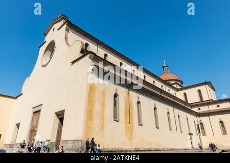 Florenz, ITALIEN - 26. MÄRZ 2016: Weitwinkelbild der Basilika di Santo Spirito, einer bedeutenden katholischen Kirche in Florenz, Italien Stockfoto