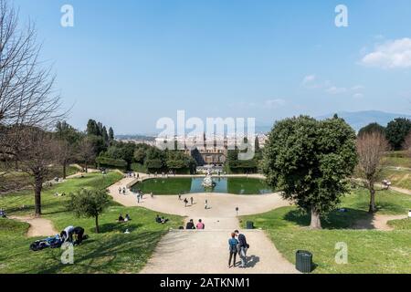 Florenz, ITALIEN - 26. MÄRZ 2016: Weitwinkelbild mit fantastischer Aussicht von der Spitze Der Boboli-Gärten in Florenz, Italien Stockfoto