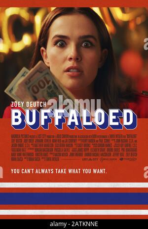 Buffaloed (2019) unter der Regie von Tanya Wexler und mit Zoey Deuch, Jai Courtney und Judy Greer in den Hauptrollen. Peg Dahl sieht sich von Schulden verkrüppelt und entscheidet sich, selbst Schuldensammler zu werden. Stockfoto