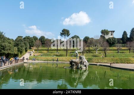 Florenz, ITALIEN - 26. MÄRZ 2016: Weitwinkelbild des Neptunnenbrunnens in Den Boboli-Gärten in Florenz, Italien Stockfoto