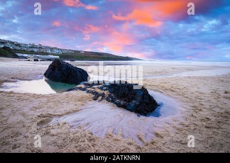 Lebendiger Sonnenuntergang auf dem goldenen Sand am Porthmeor Beach St Ives Cornwall England Großbritannien Europa Stockfoto