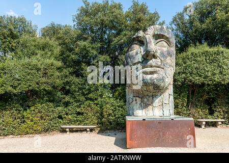 Florenz, ITALIEN - 26. MÄRZ 2016: Horizontales Bild der menschlichen Gesichtsskulptur im Boboli-Garten, dem Wahrzeichen von Florenz Stockfoto