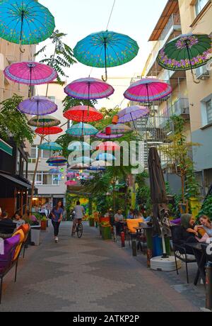 Istanbul, Türkei - 18. September 2019. Bunte Sonnenschirme hängen vom Himmel und überdecken eine Straße mit Bars und Restaurants im Moda Viertel Kadikoy Stockfoto