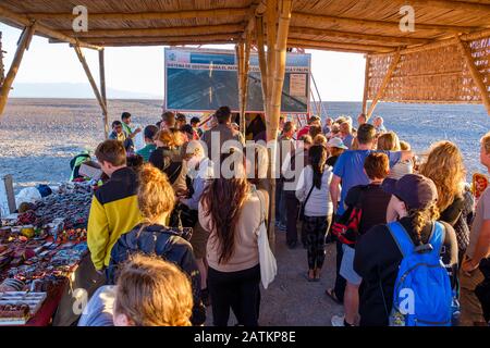 Massentourismus, Übertourismus, Touristenlinie, die darauf wartet, den Aussichtsturm der Nazca Lines bei Sonnenuntergang, Lookout, Nazca, Peru, zu überholen Stockfoto