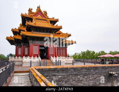 Gang auf der obersten Ebene entlang der Palastmauer mit Eckturm, Verbotene Stadt, Peking, China, Asien Stockfoto