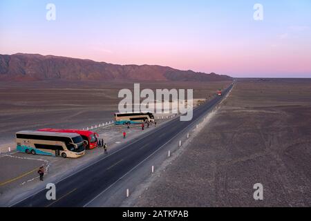 Blick auf Carretera Panamericana Sur, Panamerikanische Autobahn von Nazca Lines Aussichtsturm, Nazca, Peru Stockfoto