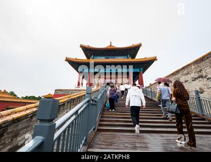 Touristen, die Schritte zur Mauer gehen, Tor der Göttlichkeit, Verbotene Stadt, Peking, China, Asien Stockfoto