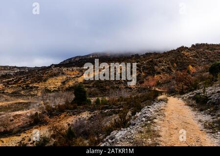 Der Wanderweg durch die felsigen Berge von Congost de Mont-Rebei in Spanien mit Wolken, die über die Berge ziehen Stockfoto