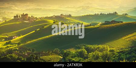 Die Weinberge der Langhe Sonnenuntergang Panorama, Grinzane Cavour, UNESCO-Welterbe, Piemont, Norditalien Europa. Stockfoto