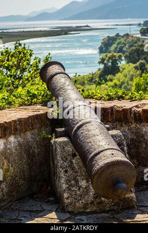 Butrint, Albanien - August, 05. 2014. Cannon in der Nähe des Venetian Tower Stockfoto