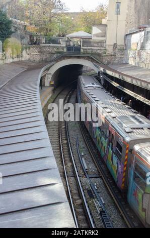 U-Bahn-Station in Monasteraki in athen einer der belebtesten Station mit authentischen Graffiti-Wagen und elektrische Eisenbahn Stockfoto