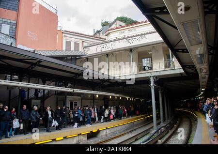 U-Bahn-Station in Monasteraki in athen einer der belebtesten Station mit authentischen Graffiti-Wagen und elektrische Eisenbahn Stockfoto