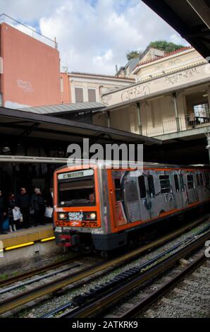 U-Bahn-Station in Monasteraki in athen einer der belebtesten Station mit authentischen Graffiti-Wagen und elektrische Eisenbahn Stockfoto