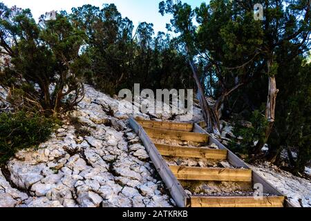 Die Treppe auf der Seite der Klippe im Canyon von Congost de Mont-Rebei in Spanien Stockfoto