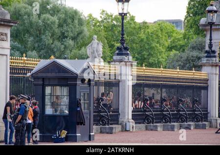 Buckingham Palace und umfasst die Dominion Gates (Kanada, Australien und Süd- und Westafrika), die von der Bromsgrove Guild mit Schmiedeeisen entworfen wurden Stockfoto