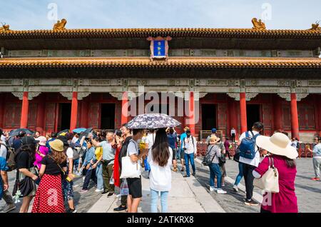 Touristen vor der Halle der Erhaltung der Harmonie (Baohedian), Verbotene Stadt, Peking, China, Asien Stockfoto