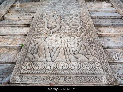 Nahaufnahme des Flachreliefs aufwendige geschnitzte Illustration auf Stufen der Halle der mittleren Harmonie (Zhonghedian), Verbotene Stadt, Peking, China, Asien Stockfoto