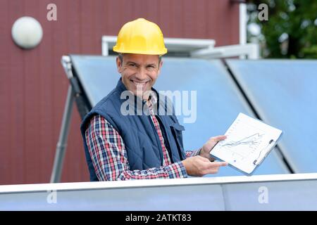 Solarpanel-Installer, der Daten speichert Stockfoto