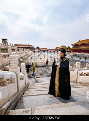 Frau posiert in der Zeit königliche chinesische Tracht, Äußerer Hof, Verbotene Stadt, Peking, China, Asien Stockfoto