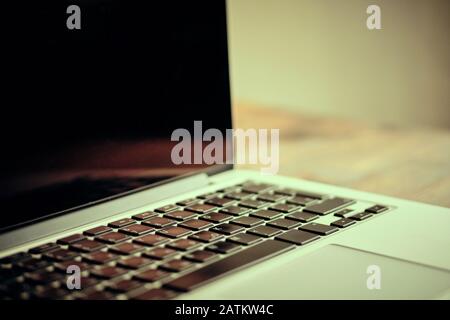 Laptop auf Holztisch. Getont. Nahaufnahme. Stockfoto