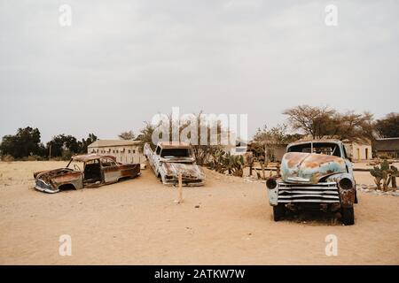 Old Timer-Autowracks in eine Wüstenlandschaft in Solitaire, Namibia Stockfoto