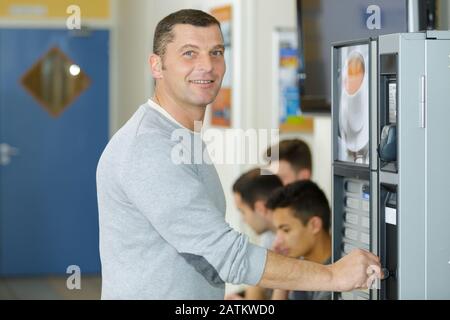 Portrait eines Mannes, der einen Kaffee bekommt Stockfoto