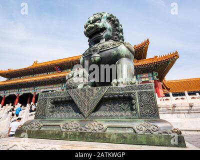 Tor der Obersten Harmonie (Taihemen) mit bronzenem Schutzlöwen, Äußerem Gericht, Verbotene Stadt, Peking, China Stockfoto