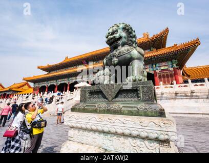 Touristen vor dem Tor der Obersten Harmonie (Taihemen) mit bronzenem Schutzlöwen, Äußerem Gericht, Verbotene Stadt, Peking, China Stockfoto