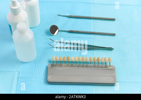 Nahaufnahme von Zahngeräten. Vor dem Hintergrund der Zahnklinik Stockfoto