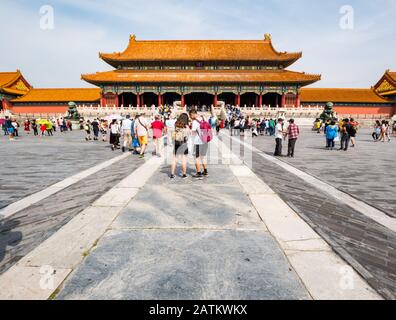 Touristen vor dem Tor der höchsten Harmonie (Taihemen), Dem Äußeren Gerichtshof, Der Verbotenen Stadt, Peking, China, Asien Stockfoto