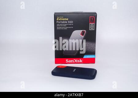 Orlando, FL/USA-2/3/20: Ein Tragbares Sandisk ssd-Laufwerk, das für die Sicherung von Computern verwendet wird. Stockfoto