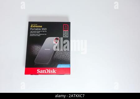 Orlando, FL/USA-2/3/20: Ein Tragbares Sandisk ssd-Laufwerk, das für die Sicherung von Computern verwendet wird. Stockfoto