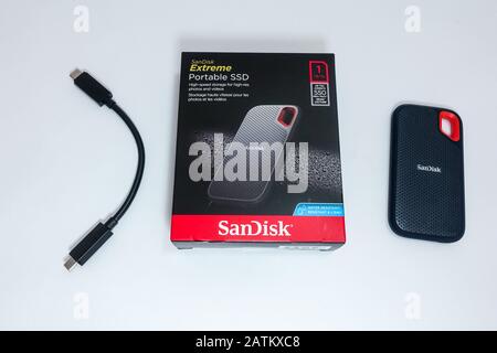 Orlando, FL/USA-2/3/20: Ein Tragbares Sandisk ssd-Laufwerk, das für die Sicherung von Computern verwendet wird. Stockfoto