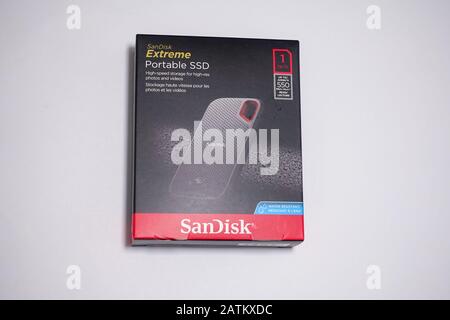 Orlando, FL/USA-2/3/20: Ein Tragbares Sandisk ssd-Laufwerk, das für die Sicherung von Computern verwendet wird. Stockfoto