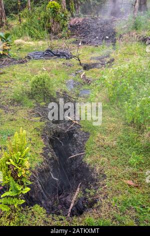 Leilani Estate, Hawaii, USA. - 14. Januar 2020: Verwüstung in Teilen, die von 2018 Lava unberührt sind. Schwarze Gletscherspalten erscheinen im Boden aller Geländevermietungen Stockfoto