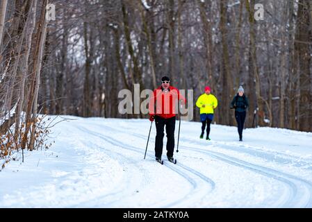 Montreal Quebec Kanada 22. Januar 2020: Skilangläufer im königlichen Park mit Läufern im Winter, schneebedeckte Wege Stockfoto