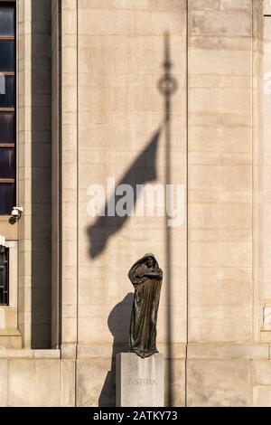 Ottawa, CA - 9. Oktober 2019: Statue Ivstitia (Gerechtigkeit) vor der Oberste Gerichtshof von Kanada Stockfoto