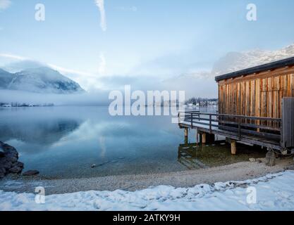 Holzsteg am Bergsee im Winter am Grundlsee in Österreich Stockfoto