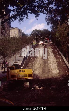 MONTMARTRE STANDSEILBAHN WIRD ABGERISSEN, BEVOR DIE RENOVIERUNGSARBEITEN ENDE DER 80ER JAHRE - BUTTE MONTMARTRE PARIS - FARBSCHIEBEFILM © FRÉDÉRIC BEAUMONT DURCHGEFÜHRT WURDEN Stockfoto