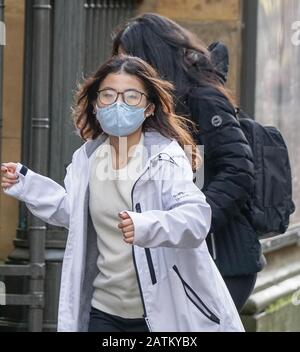 Eine Frau trägt eine Gesichtsmaske als Vorsichtsmaßnahme zum Ausbruch von Coronavirus in Central Manchester.Zwei Personen in derselben Familie wurden mit dem Coronavirus in Großbritannien diagnostiziert. Stockfoto