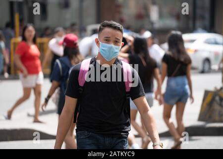 Ein Mann, der eine schützende Gesichtsmaske gegen eine mögliche Infektion des Coronavirus trägt.Mit dem ersten Coronavirus Tod, der kürzlich im Land verzeichnet wurde, treffen mehr Menschen Vorkehrungen, um eine Infektion zu verhindern. Stockfoto