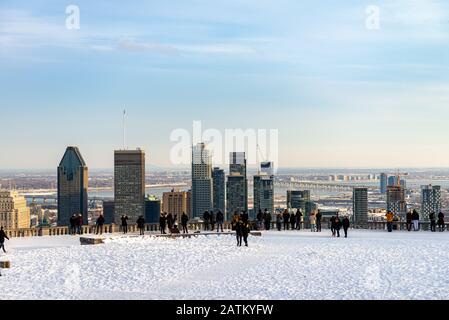 Montreal Quebec Kanada 22. Januar 2020: Menschen im Belvedere Kondiaronk, indem sie im Winter ein königliches Chalet montieren und die Stadt Veiws einnehmen Stockfoto