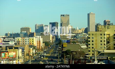 New Orleans, Louisiana, U.S.A - 2. Februar 2020 - Luftbild des Verkehrs und der Gebäude in der Nähe der Innenstadt während des Tages Stockfoto