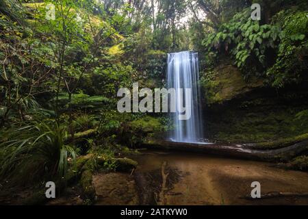 Der Blick auf das wunderschöne Koropuku liegt inmitten eines tiefen, zauberhaften Urwalds in Catlins, Neuseeland Stockfoto
