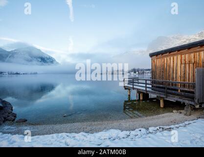 Holzsteg am Bergsee im Winter am Grundlsee in Österreich Stockfoto