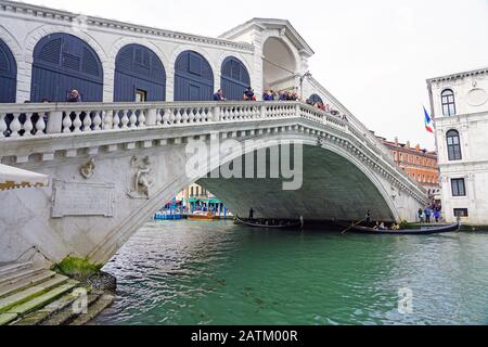 Venedig, ITALIEN -13. APR 2019- Blick auf die Wahrzeichen der Brücke Ponte di Rialto über den Canal Grande in Venedig. Stockfoto