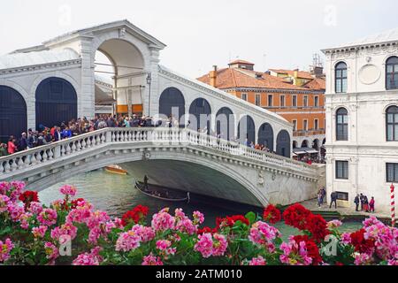 Venedig, ITALIEN -13. APR 2019- Blick auf die Wahrzeichen der Brücke Ponte di Rialto über den Canal Grande in Venedig. Stockfoto