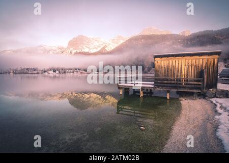 Holzsteg am Bergsee im Winter am Grundlsee in Österreich Stockfoto