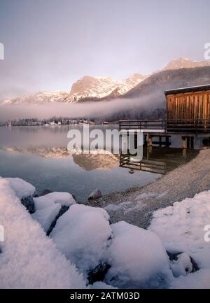 Holzsteg am Bergsee im Winter am Grundlsee in Österreich Stockfoto